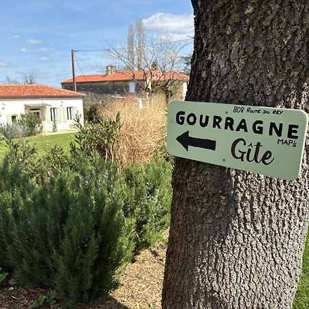 Maison De Vacances Gondrin Exteriér fotografie